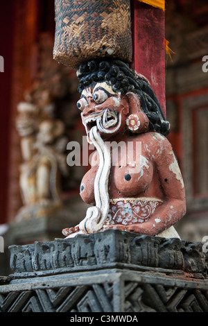 Indonesien, Insel Bali, Tejakula Dorf, Pura Maksan Tempel. Dämon-Statuen. Stockfoto