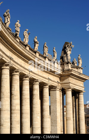 Italien, Rom, Petersplatz, Bernini-Kolonnade, Säulen und Statuen Stockfoto