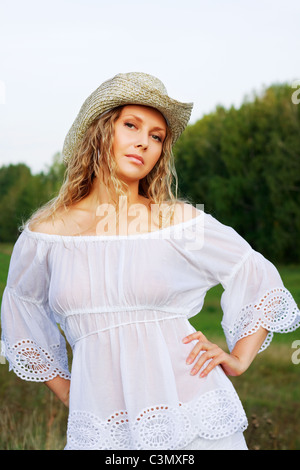 Schöne Frau in einem stetson Stockfoto