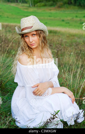 Schöne Frau in einem stetson Stockfoto