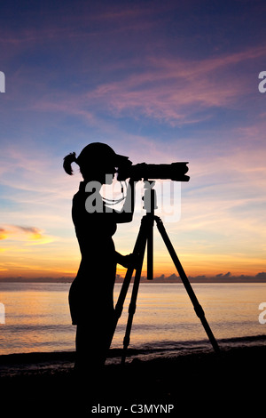 Indonesien, Insel Bali, in der Nähe von tejakula Dorf, Gaia Oasis Resort. Frau Foto nehmen. Fotograf Marjolijn van Steeden. Stockfoto