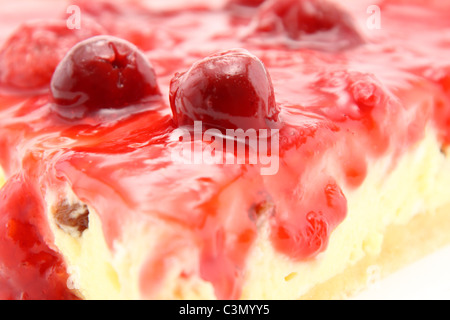 Stück Käse, Himbeere und Kirsche Kuchen hautnah Stockfoto
