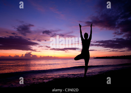 Indonesien, Insel Bali, in der Nähe von Tejakula Dorf, Gaia Oasis Resort. Frau, die Durchführung von Yoga. Stockfoto