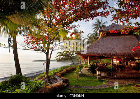 Indonesien, Insel Bali, in der Nähe von Tejakula Dorf, Gaia Oasis Resort. Restaurant. Stockfoto