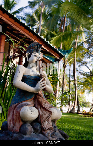 Indonesien, Insel Bali, in der Nähe von Tejakula Dorf, Gaia Oasis Resort. Statue vor Bungalow. Stockfoto