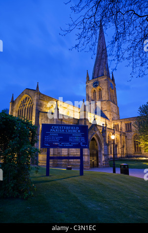 Nachtfotos Zeit Chesterfields Crooked Spire Kirche in Derbyshire East Midland England Stockfoto