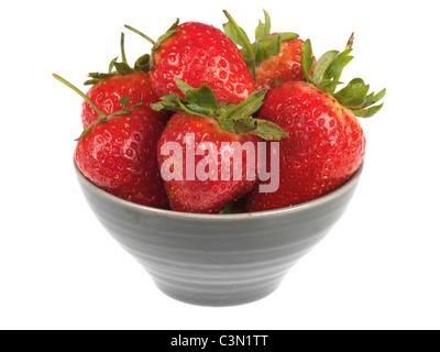 Schale mit frischen Reifen Süsse saftige Erdbeeren Obst Dessert vor einem weißen Hintergrund ohne Menschen und einen Freistellungspfad Stockfoto