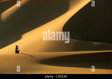Niger. in der Nähe von Agadez. Wüste Sahara. Tenere-Wüste. Sanddünen von Temet. Tourist, Frau, Wanderer. Stockfoto