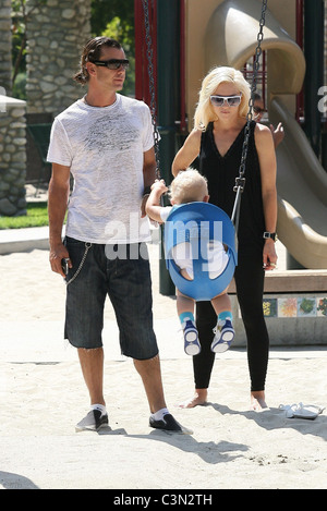 Gavin Rossdale, Gwen Stefani und ihr Sohn Zuma Rossdale verbringen Sie den Nachmittag bei einem Beverly Hills Park Los Angeles, Kalifornien Stockfoto