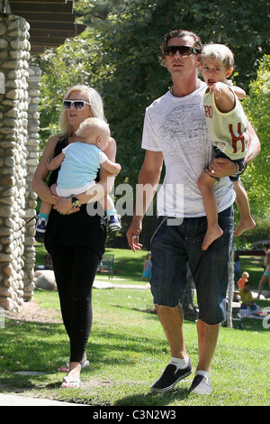 Ihren Kindern Kingston und Zuma, Gwen Stefani und Gavin Rossdale verbringen Sie den Nachmittag bei einem Los Angeles Park in Beverly Hills, Stockfoto