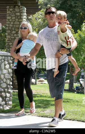 Ihren Kindern Kingston und Zuma, Gwen Stefani und Gavin Rossdale verbringen Sie den Nachmittag bei einem Los Angeles Park in Beverly Hills, Stockfoto