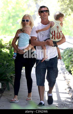 Ihren Kindern Kingston und Zuma, Gwen Stefani und Gavin Rossdale verbringen Sie den Nachmittag bei einem Los Angeles Park in Beverly Hills, Stockfoto