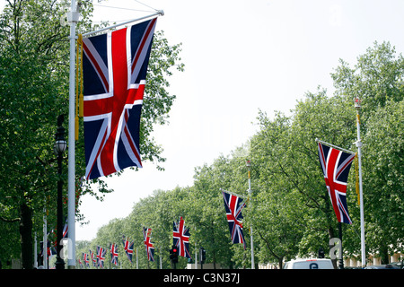 Union Jack Fahnen hängen entlang der Mall in London Stockfoto