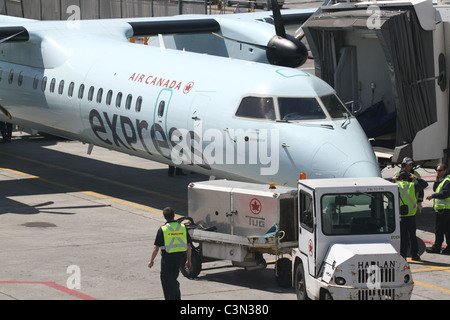 Air Canada Arbeitnehmer eine Flugzeug für den Start vorbereitet Stockfoto