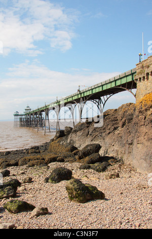 Viktorianische Pier in Clevedon, North Somerset an einem sonnigen Frühlings-Nachmittag Stockfoto