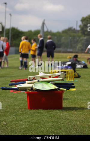 Sportgeräte bereit für eine Turnstunde Stockfoto