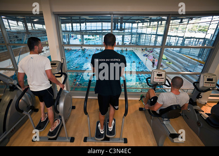 Gewichte und Cardio-Trainingsraum von Vichy - Val d ' Allier Schwimmbad. Salle de Muskeltraining et de Cardio-Training. Stockfoto