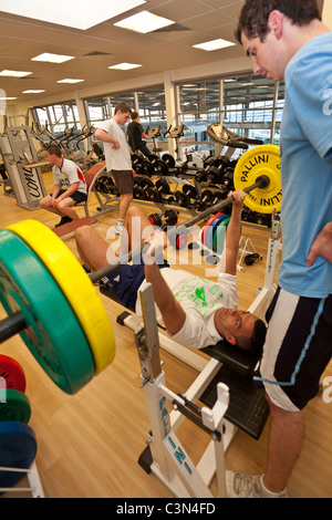 Gewichte und Cardio-Trainingsraum von Vichy - Val d ' Allier Schwimmbad. Salle de Muskeltraining et de Cardio-Training. Stockfoto