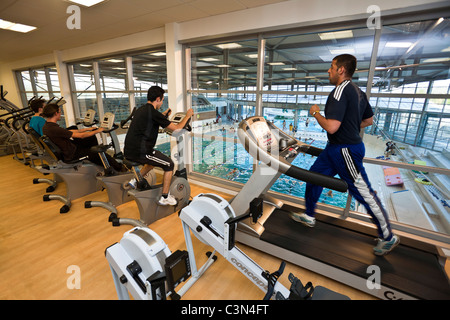 Gewichte und Cardio-Trainingsraum von Vichy - Val d ' Allier Schwimmbad. Salle de Muskeltraining et de Cardio-Training. Stockfoto