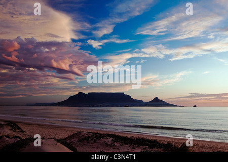 Südafrika, Cape Town, Blouberg Strand. Hintergrund: Tafelberg. Sonnenuntergang. Stockfoto