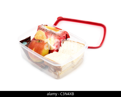 Ein Lunchpaket - Weißbrot-Käse-Sandwiches, Packung Chips, Schokoriegel und einen Apfel In eine Lunchbox Stockfoto