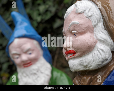 Gartenzwerge in der alten Schmiede, Godshill, Isle Of Wight, England. Stockfoto