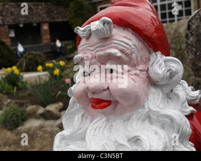 Ein Gartenzwerg an der alten Schmiede, Godshill, Isle Of Wight, England. Stockfoto