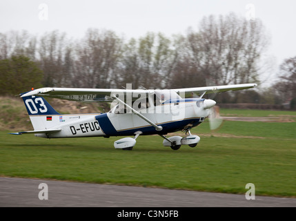 172S Cessna Skyhawk D-EFUC 03 Massenermittlung aus Start-und Landebahn am Breighton Flugplatz Stockfoto