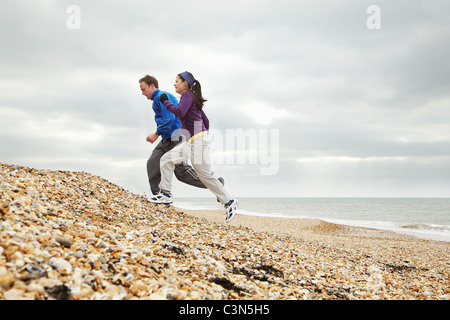 Paar am Strand von stoney Ausübung Stockfoto