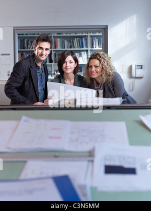 Die Kollegen im Büro arbeiten Stockfoto