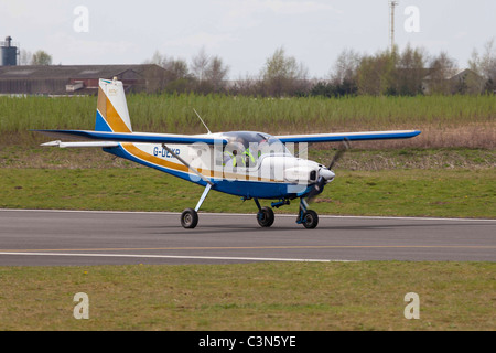 ARV1 Super 2 G-DEXP Rollen entlang der Start-und Landebahn am Flugplatz Sandtoft Stockfoto