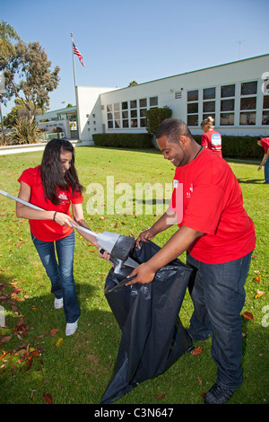 Keller Williams Freiwillige helfen aufräumen an John Adams Middle School in Santa Monica. Stockfoto