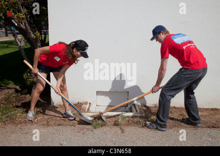 Keller Williams Freiwillige helfen aufräumen an John Adams Middle School in Santa Monica. Stockfoto