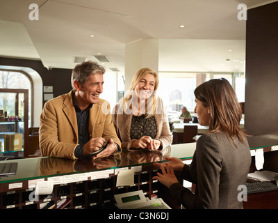 Älteres Paar in einem Hotel Stockfoto