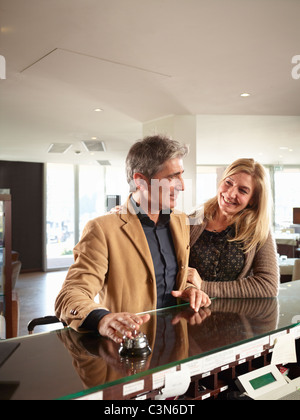 Senior paar läuten die Rezeption in einem Hotel Stockfoto