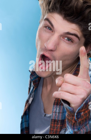 Mit Spitzen Finger Mann schreien Stockfoto