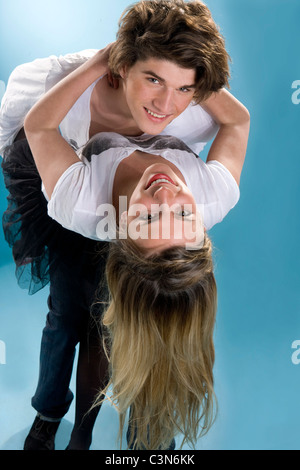 Glückliches junges Paar biegen zusammen ruhiges Stockfoto