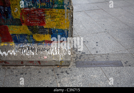 Eine Tafel zum Gedenken an den ehemaligen Standort der Berliner Mauer am Potsdamer Platz, Berlin, Deutschland Stockfoto