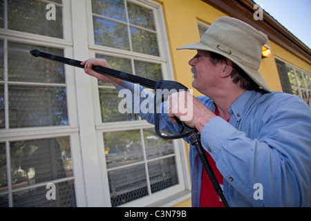 Keller Williams Freiwillige helfen aufräumen in Palisades Elementary School in Pacific Palisades Stockfoto