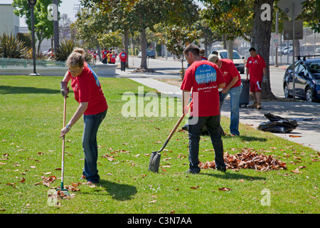 Keller Williams Freiwillige helfen aufräumen an John Adams Middle School in Santa Monica. Stockfoto