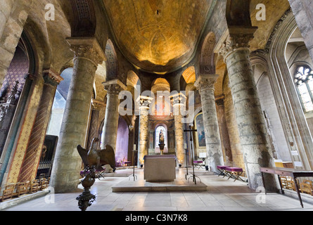 Das Innere der Kirche von Notre-Dame-la-Grande, Poitiers, Poitou-Charentes, Frankreich Stockfoto