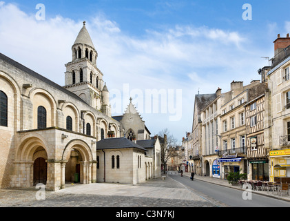 Die Innenstadt mit der Kirche von Notre-Dame-la-Grande auf der linken Seite, Place Charles de Gaulle, Poitiers, Poitou-Charentes, Frankreich Stockfoto