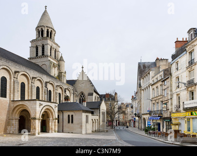 Die Innenstadt mit der Kirche von Notre-Dame-la-Grande auf der linken Seite, Place Charles de Gaulle, Poitiers, Poitou-Charentes, Frankreich Stockfoto