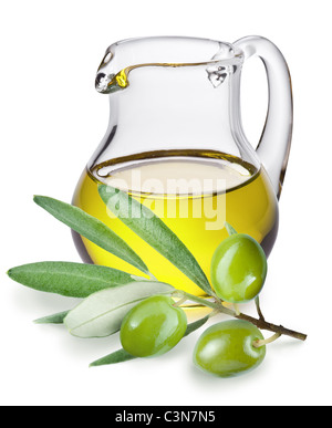Zweig mit Oliven und eine Flasche Olivenöl isoliert auf weiss Stockfoto