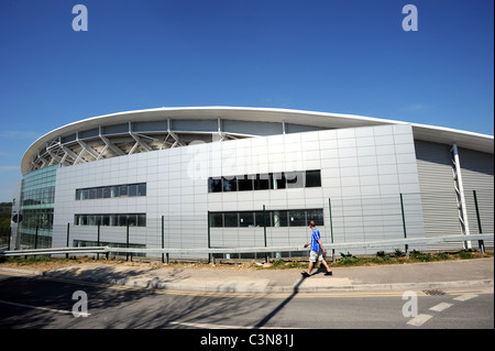 Ein Fan geht Vergangenheit der Brighton and Hove Albion neues Fußballstadion der American Express Community Stadium oder The Amex genannt Stockfoto