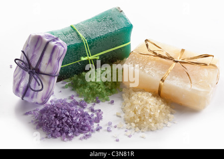 Auswahl an verschiedenen Seifen auf weißem Hintergrund. Stockfoto