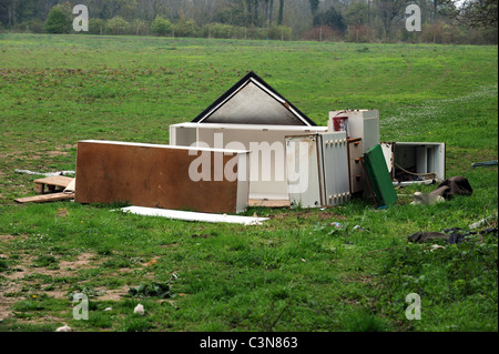 Müll von Reisenden verlassen, nachdem sie von einem Standort in East Sussex vertrieben habe Stockfoto