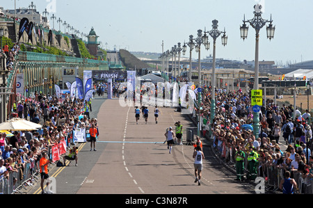 Brighton Marathon 2011 - Läufer-Kopf für die Ziellinie stören Drive Stockfoto
