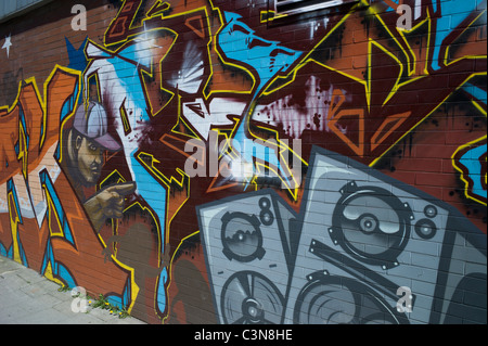 Kunstvolle Graffitis auf einen langen Stein Wand in München-Giesing zeigen einen bunten Tag und verschiedene Elemente der Hip-Hop-Kultur, Deutschland Stockfoto