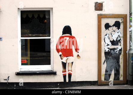 Banksy Graffiti an der Wand des Prinz Albert Pub in Brighton, die küssenden Polizisten ist eine Kopie des Originals verkauft wurde Stockfoto